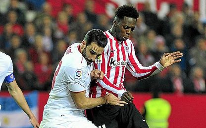 Rami y Williams pugnan por un balón durante el Sevilla-Athletic. Rami y Williams pugnan por un balón durante el Sevilla-Athletic.