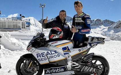 Barberá, con el brazo en cabestrillo, y Baz, presentan su equipo en Andorra Barberá, con el brazo en cabestrillo, y Baz, presentan su equipo en Andorra