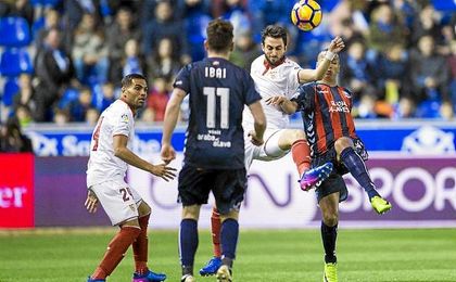 El sevillista Pareja salta ante el alavesista Deyverson El sevillista Pareja salta ante el alavesista Deyverson