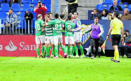 El Betis consiguió sus primeros tres puntos como visitante en La Rosaleda. UESyndication. El Betis consiguió sus primeros tres puntos como visitante en La Rosaleda. UESyndication.