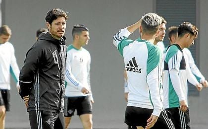 Víctor, en un entrenamiento con Dani Ceballos. Víctor, en un entrenamiento con Dani Ceballos.