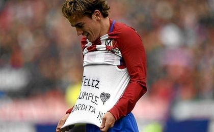 Competición multa a Griezmann por felicitar a su pareja enseñando una camiseta al celebrar un gol Competición multa a Griezmann por felicitar a su pareja enseñando una camiseta al celebrar un gol