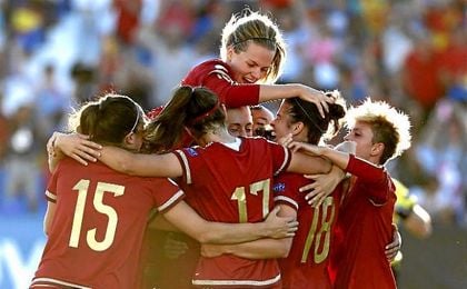 La selección española de fútbol femenino consigue su primer título. La selección española de fútbol femenino consigue su primer título.