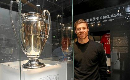 Xabi Alonso ha levantado "la orejona" en dos ocasiones durante su carrera. Xabi Alonso ha levantado "la orejona" en dos ocasiones durante su carrera.