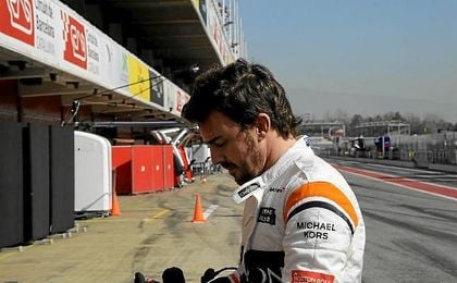 El McLaren de Alonso provoca dos banderas rojas por fallos eléctricos El McLaren de Alonso provoca dos banderas rojas por fallos eléctricos