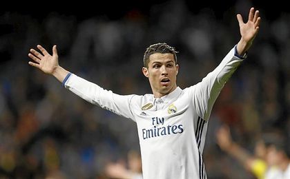 Cristiano será padre de gemelos, según la prensa británica. Cristiano será padre de gemelos, según la prensa británica.