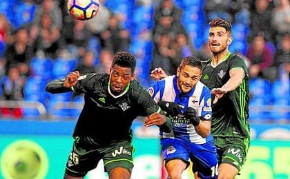 Ryan Donk cabecea un balón frente al Deportivo en Riazor. UESyndication. Ryan Donk cabecea un balón frente al Deportivo en Riazor. UESyndication.