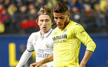 Jonathan Dos Santos pugna un balón con Luka Modric. Jonathan Dos Santos pugna un balón con Luka Modric.