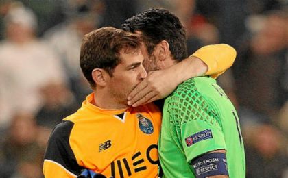 Casillas se abraza con Buffon tras finalizar el choque entre Juventus y Oporto. Casillas se abraza con Buffon tras finalizar el choque entre Juventus y Oporto.