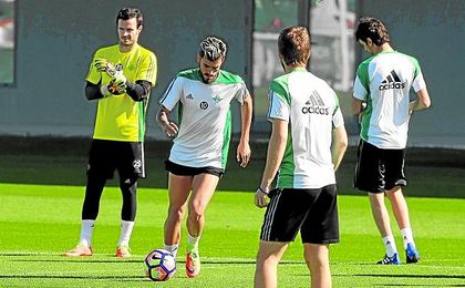 Ceballos controla el balón durante un ejercicio. Ceballos controla el balón durante un ejercicio.