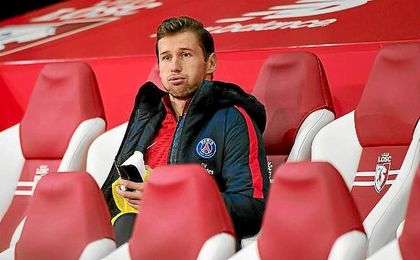 Krychowiak, en el banquillo visitante del Estadio Pierre-Mauroy del Lille. Krychowiak, en el banquillo visitante del Estadio Pierre-Mauroy del Lille.