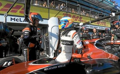 Alonso, en el momento de su retirada en el GP de Australia. Alonso, en el momento de su retirada en el GP de Australia.