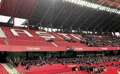 Los aficionados de esa zona fueron desalojados. Los aficionados de esa zona fueron desalojados.