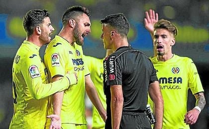 Un desafiante Gil Manzano escucha las protestas del Villarreal en el partido contra el Madrid. Un desafiante Gil Manzano escucha las protestas del Villarreal en el partido contra el Madrid.