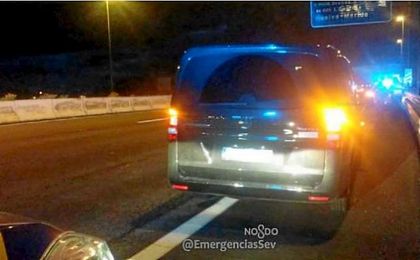 Imagen del ´taxi clandestino´ incautado por la Policía Local de Sevilla. @EmergenciasSev. Imagen del ´taxi clandestino´ incautado por la Policía Local de Sevilla. @EmergenciasSev.