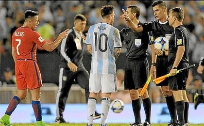 Messi, sancionado con cuatro partidos. Messi, sancionado con cuatro partidos.