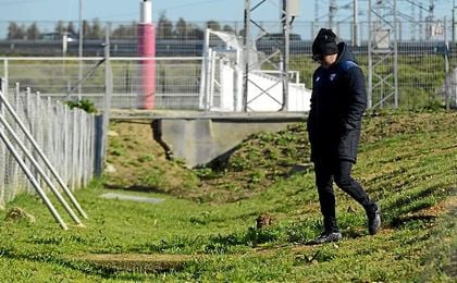 Sampaoli, accediendo a uno de los campos de entrenamiento de la ciudad deportiva. Sampaoli, accediendo a uno de los campos de entrenamiento de la ciudad deportiva.