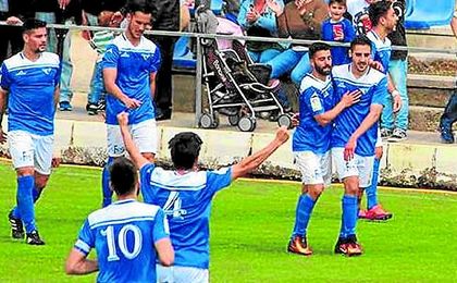 El Écija celebra uno de los goles logrados ante el Betis B. El Écija celebra uno de los goles logrados ante el Betis B.