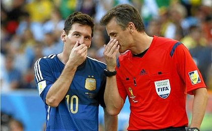 Messi dice que no insultó al árbitro, sino "al aire" Messi dice que no insultó al árbitro, sino "al aire"