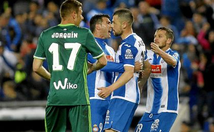 Un gol de Reyes fulminó al Betis en Barcelona. Un gol de Reyes fulminó al Betis en Barcelona.