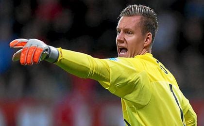 Leno, portero del Bayer Leverkusen, seguido por el Real Madrid. Leno, portero del Bayer Leverkusen, seguido por el Real Madrid.
