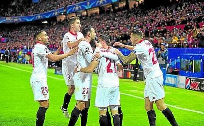Los jugadores del Sevilla celebran un gol en un partido de la Champions League. UESyndication. Los jugadores del Sevilla celebran un gol en un partido de la Champions League. UESyndication.
