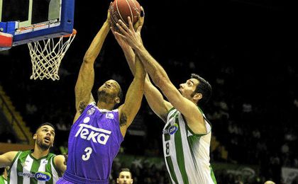 Juanjo Triguero pugna un rebote con Randolph. Juanjo Triguero pugna un rebote con Randolph.