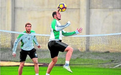 Zozulya cabecea un balón durante una sesión de entrenamiento. UES. Zozulya cabecea un balón durante una sesión de entrenamiento. UES.