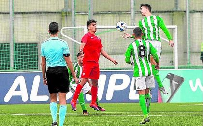 Lance del derbi de la primera vuelta entre los dos primeros juveniles de Betis y Sevilla, jugado en terreno verdiblanco. Lance del derbi de la primera vuelta entre los dos primeros juveniles de Betis y Sevilla, jugado en terreno verdiblanco.