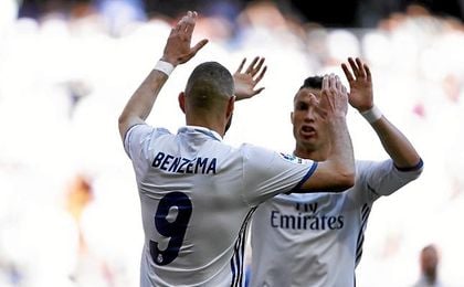 Benzema hizo el primero, pero comenzó la jugada en fuera de juego. Benzema hizo el primero, pero comenzó la jugada en fuera de juego.