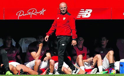 Jorge Sampaoli observa cómo se le ha caído el equipo. Jorge Sampaoli observa cómo se le ha caído el equipo.