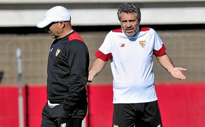 Sampaoli, junto a Lillo, en el entrenamiento de este lunes. Sampaoli, junto a Lillo, en el entrenamiento de este lunes.