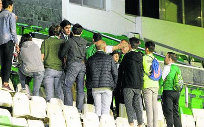Haro charló con los aficionados tras el duelo. Haro charló con los aficionados tras el duelo.