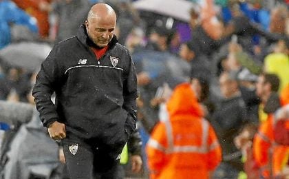 Sampaoli, cabizbajo en la banda del Camp Nou. Sampaoli, cabizbajo en la banda del Camp Nou.