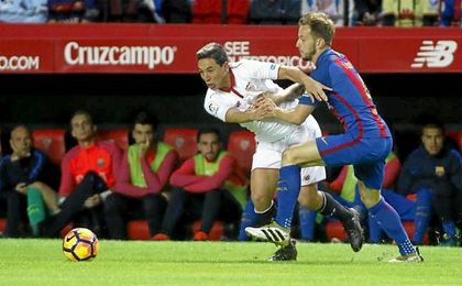 Partido de LaLiga entre el Sevilla y el Barcelona. En la imagen, Nasri y Rakitic. Partido de LaLiga entre el Sevilla y el Barcelona. En la imagen, Nasri y Rakitic.