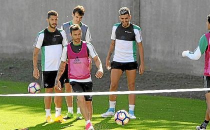 Dani Ceballos y Durmisi vuelven al grupo y entrenan con normalidad Dani Ceballos y Durmisi vuelven al grupo y entrenan con normalidad