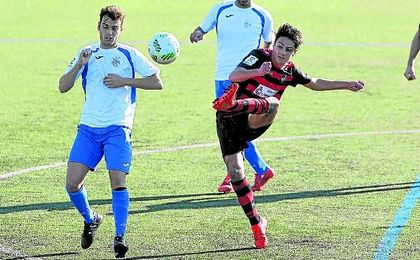 El rojinegro Gabi golpea el esférico ante la presencia del alcalareño Jairo Caballero. El rojinegro Gabi golpea el esférico ante la presencia del alcalareño Jairo Caballero.