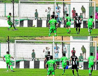 En la imagen de arriba, el momento del lanzamiento del barrerista Miguel Peña; abajo, Bruno (derecha) para el lanzamiento en el pasado derbi alcoreño, que finalizó 1-1. En la imagen de arriba, el momento del lanzamiento del barrerista Miguel Peña; abajo, Bruno (derecha) para el lanzamiento en el pasado derbi alcoreño, que finalizó 1-1.