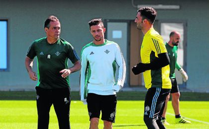 El cuerpo técnico se reunió tras la derrota ante el Villarreal con la plantilla, a la que le pidió un plus para amarrar cuanto antes la permanencia y no pasar apuros. El cuerpo técnico se reunió tras la derrota ante el Villarreal con la plantilla, a la que le pidió un plus para amarrar cuanto antes la permanencia y no pasar apuros.