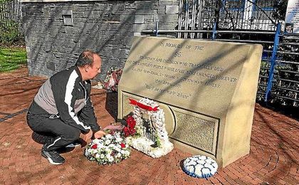 Rafa Benítez, junto al monumento a las víctimas de Hillsborough en Sheffield. Rafa Benítez, junto al monumento a las víctimas de Hillsborough en Sheffield.