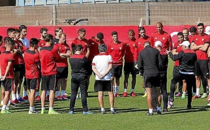 La plantilla sevillista se ha conjurado para romper la racha de seis encuentros sin vencer. La plantilla sevillista se ha conjurado para romper la racha de seis encuentros sin vencer.