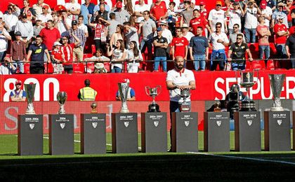 Monchi, con todos los trofeos conquistado por el Sevilla en su etapa. Monchi, con todos los trofeos conquistado por el Sevilla en su etapa.