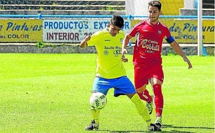 El coriano pedro protege el esférico ante el utrerano Cruz. El coriano pedro protege el esférico ante el utrerano Cruz.