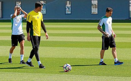 Adán, Ceballos y Rubén Castro, tres pesos pesados, en el entrenamiento de hoy. Adán, Ceballos y Rubén Castro, tres pesos pesados, en el entrenamiento de hoy.