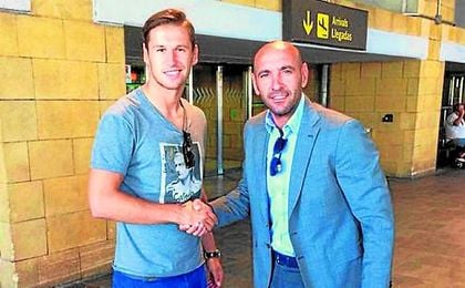 Krychowiak, junto a Monchi. Krychowiak, junto a Monchi.