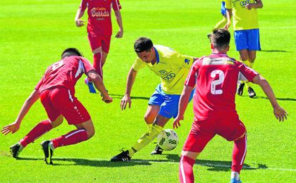 Rubén Sánchez, en la imagen ante el Utrera, dio una exhibición en el Guadalquivir. Rubén Sánchez, en la imagen ante el Utrera, dio una exhibición en el Guadalquivir.