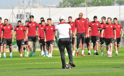 La plantilla del Sevilla tiene que sobreponerse al ruido generado por el futuro de Sampaoli. La plantilla del Sevilla tiene que sobreponerse al ruido generado por el futuro de Sampaoli.