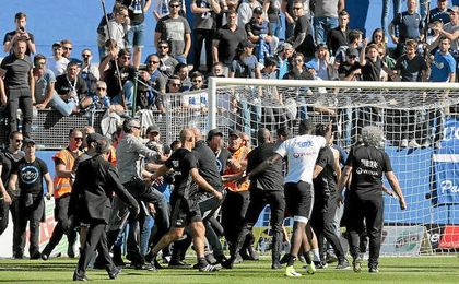 Momento en el que los aficionados del Bastia asaltan el terreno de juego. Momento en el que los aficionados del Bastia asaltan el terreno de juego.