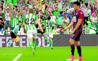 Dani Ceballos celebró por todo lo alto su primer gol en Primera división en el encuentro número 100 con la camiseta del Betis. Dani Ceballos celebró por todo lo alto su primer gol en Primera división en el encuentro número 100 con la camiseta del Betis.