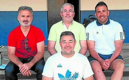 Andres Gamino, Antonio Jiménez ´Nene´ y Raúl Carmona; Javier Cadena en primer plano. Andres Gamino, Antonio Jiménez ´Nene´ y Raúl Carmona; Javier Cadena en primer plano.